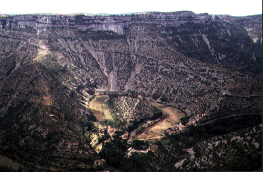 A stadium-like gorge